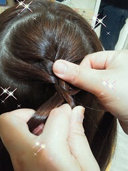 Ａ　小学校入学式の女の子の髪型はコレで決まり！簡単でキュートな編み込みヘアのやり方_html_71a5509d