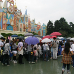 雨の東京ディズニーランドにおすすめの服装で、雨の日限定パレードを楽しもう！
